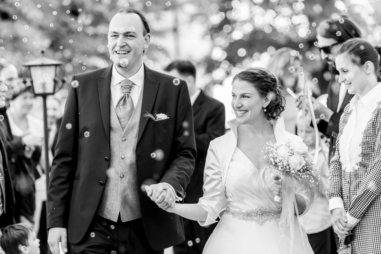 Brautpaar in Seifenblasen