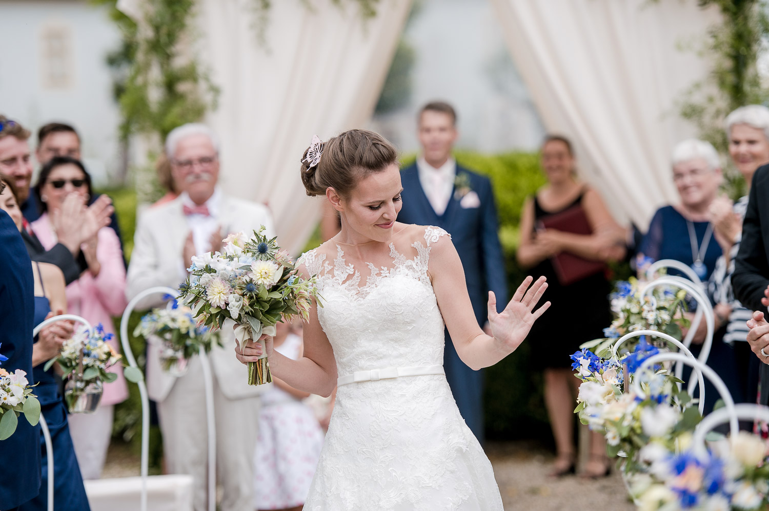 Braut tanzt zum Altar