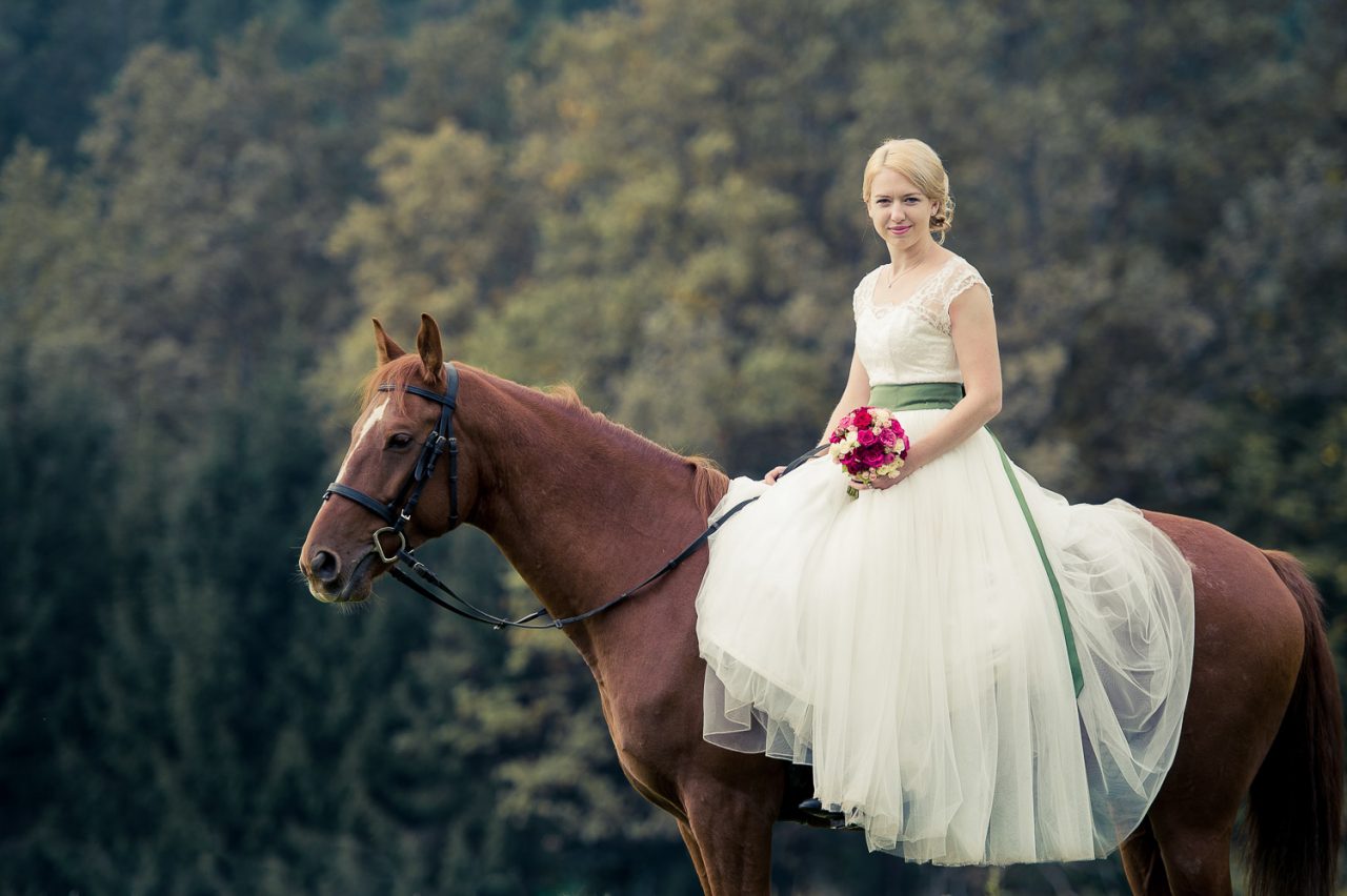 Reiterin als Braut