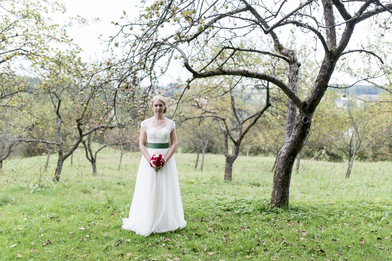 Braut im Obstgarten